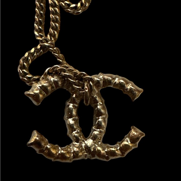 Chanel Gold and Pearl Necklace - Picture 5 of 8